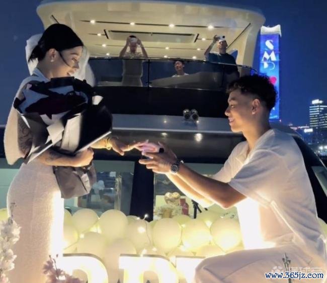 李添荣向女友求婚告捷