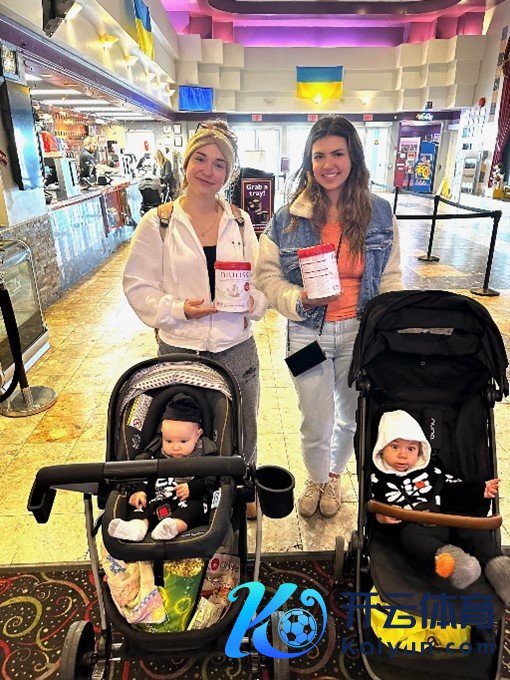 图为加拿大破钞者在当地沃尔玛选购奶粉