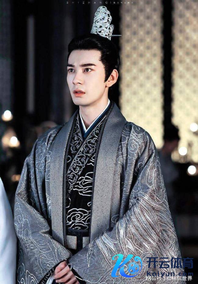 陈星旭老钱味 荧幕男神低调现身机场