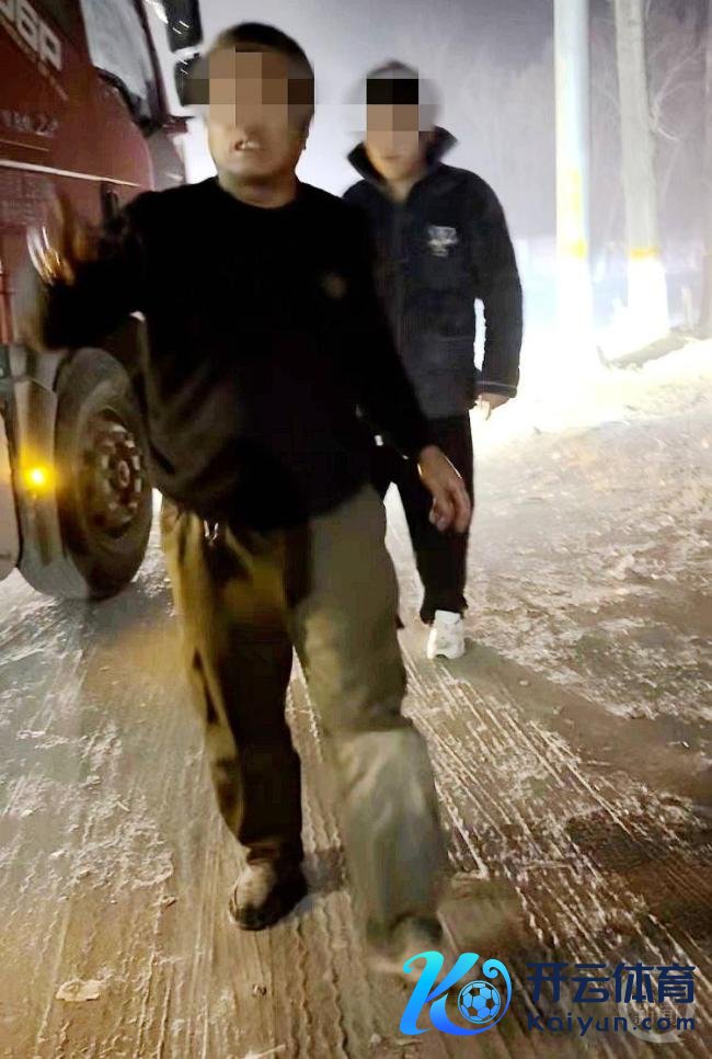 关怀司机修起截停活气货车 5分钟狂追拦停