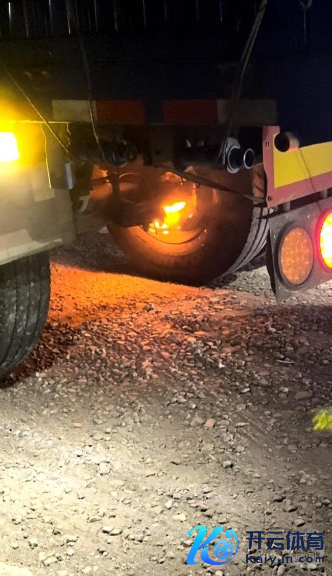 关怀司机修起截停活气货车