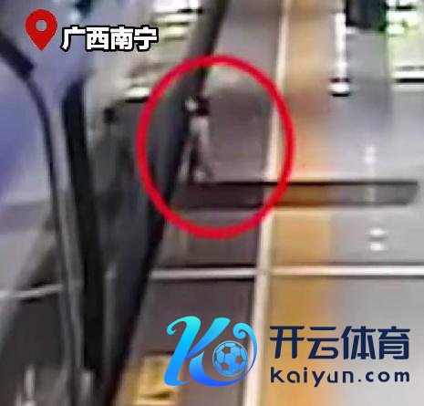 女童掉入站台迂回 乘警“秒”提东谈主