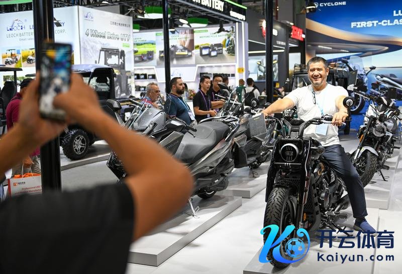 昨年10月，客商在138届广交会展馆摩托车展区与摩托车居品合影眷顾。新华社