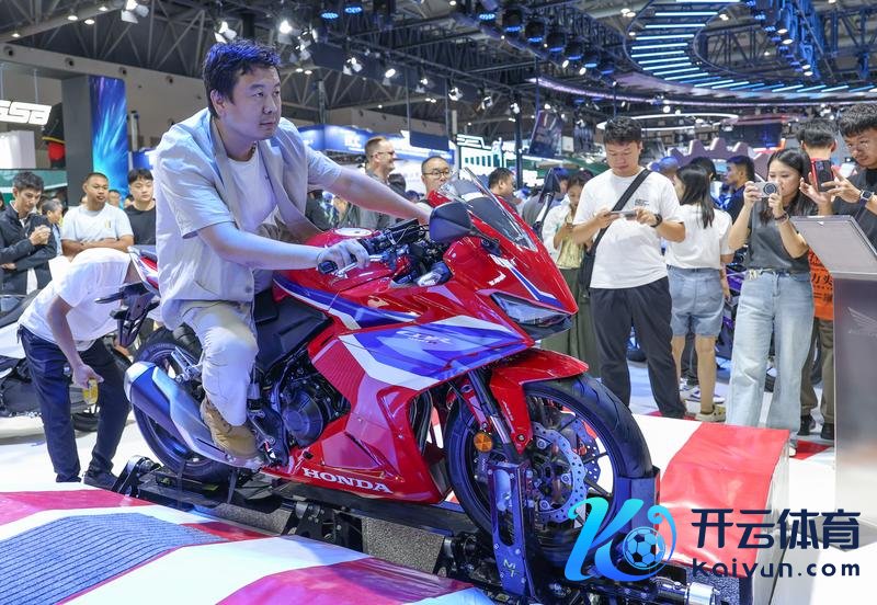 昨年9月，不雅众在重庆摩博会现场体验摩托车模拟驾驶。新华社