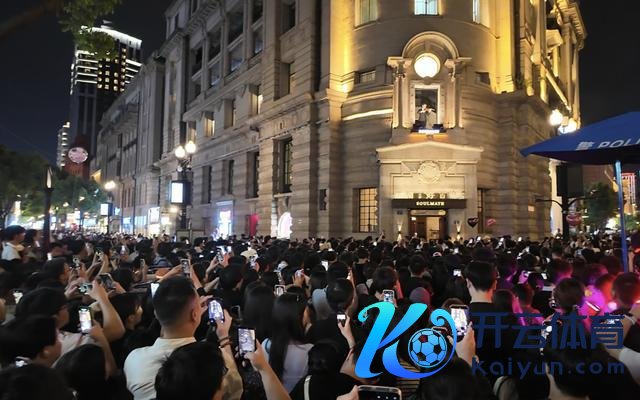江汉关街头秒变“露天演唱会”。